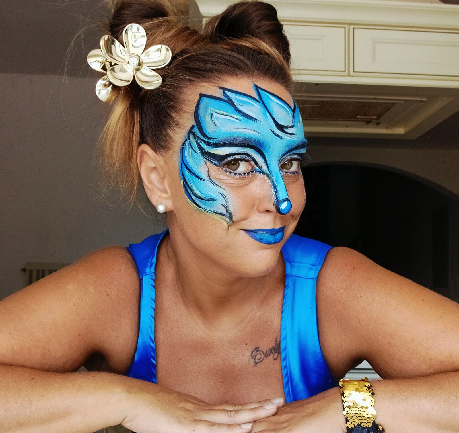 Blaues Fantasy-Make-up in seitlicher Ansicht