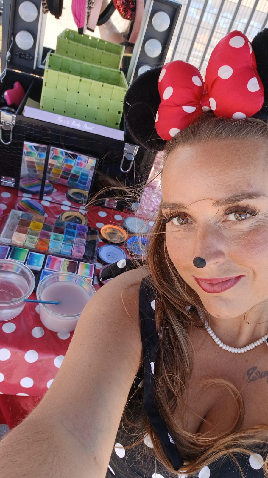 Charmy im Minnie-Look an ihrem Schminkplatz