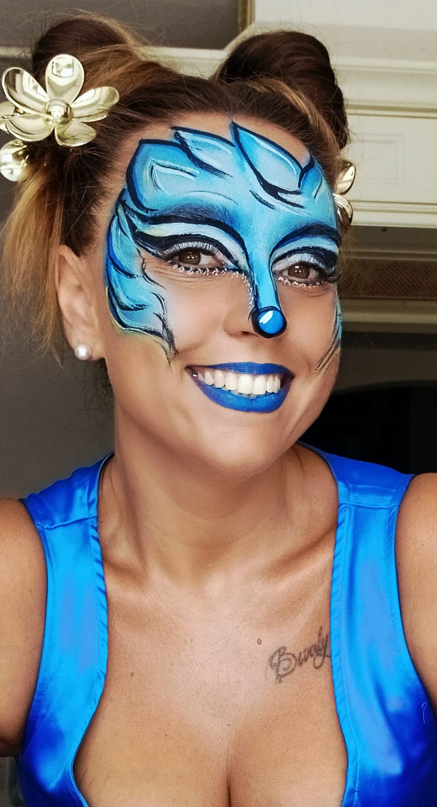 Detailansicht eines aufwendigen blauen Fantasy-Make-ups