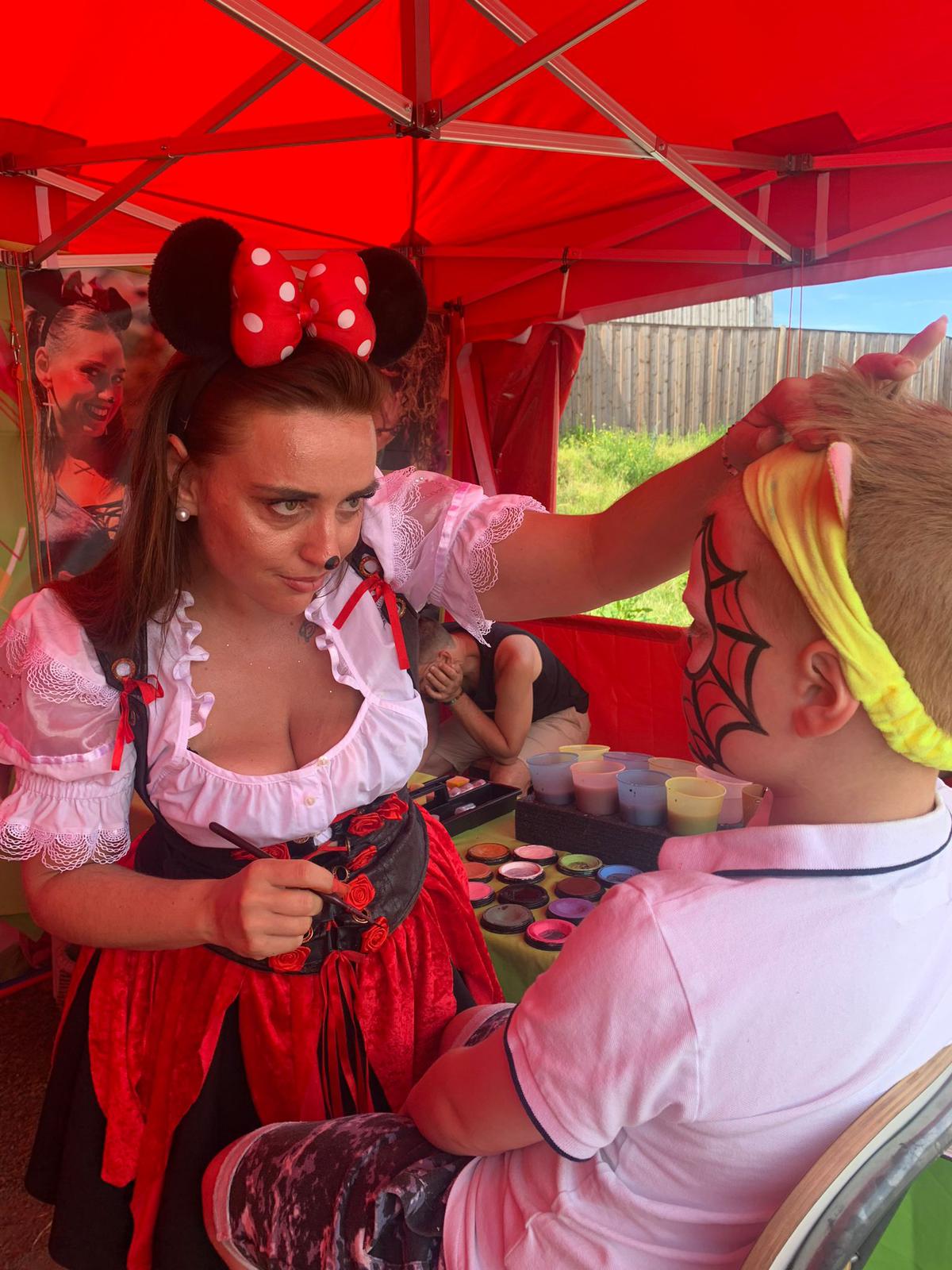 Charmy im roten Charakterkostüm beim Kinderschminken