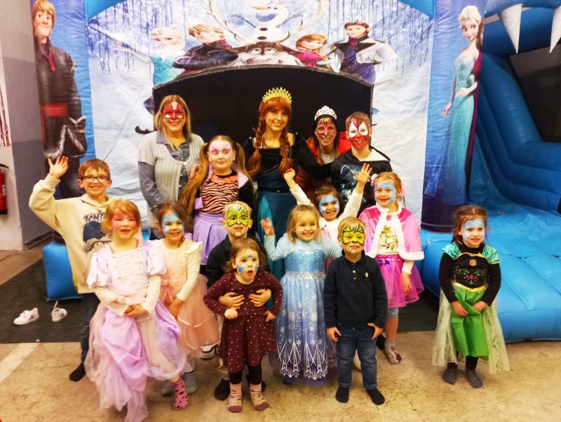 Walking Act mit Kindern bei einem Event