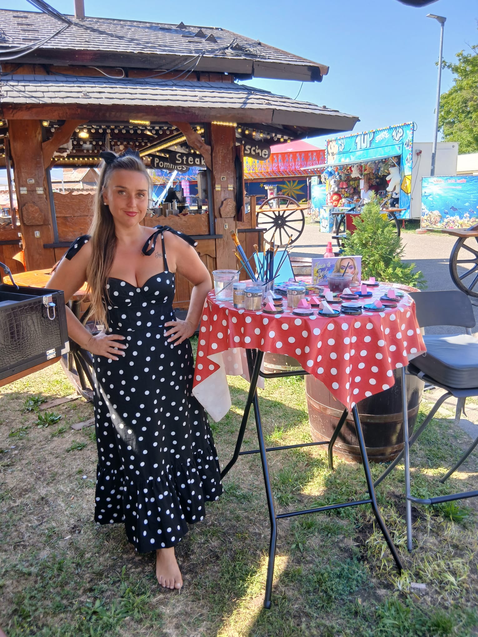 Kinderschminken bei einem sonnigen Outdoor-Event