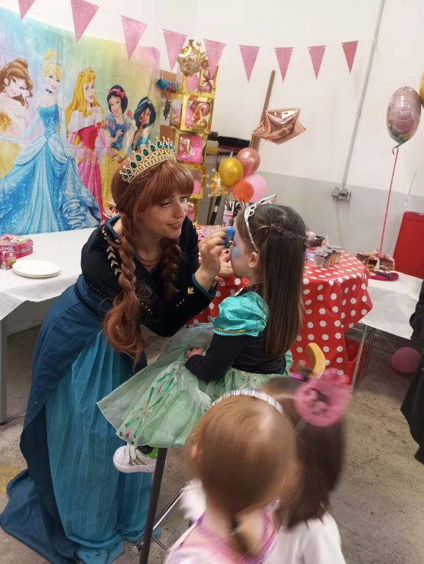 Charmy im Prinzessinnenkostüm beim Kinderschminken