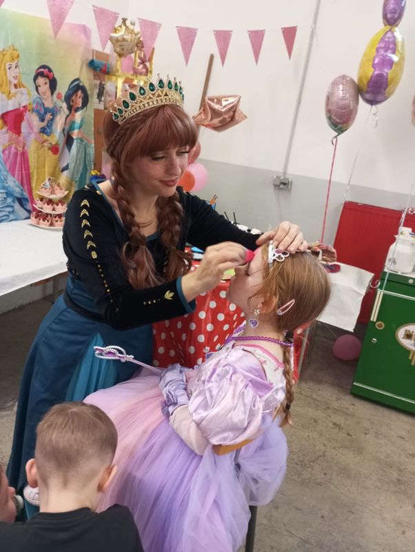 Prinzessinnen-Charakter beim liebevollen Kinderschminken