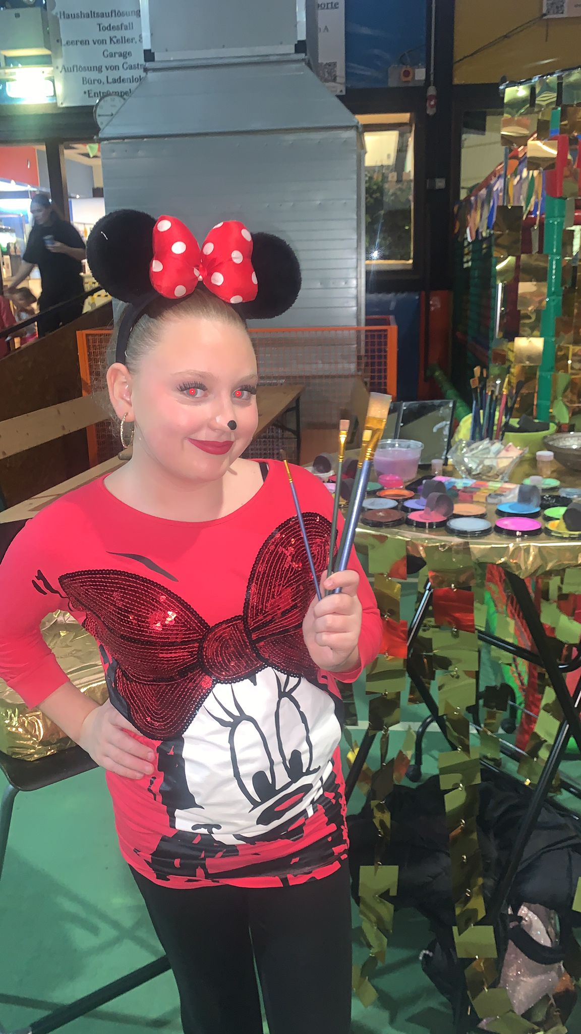 Minnie-Mouse-Motiv mit passendem Kostüm