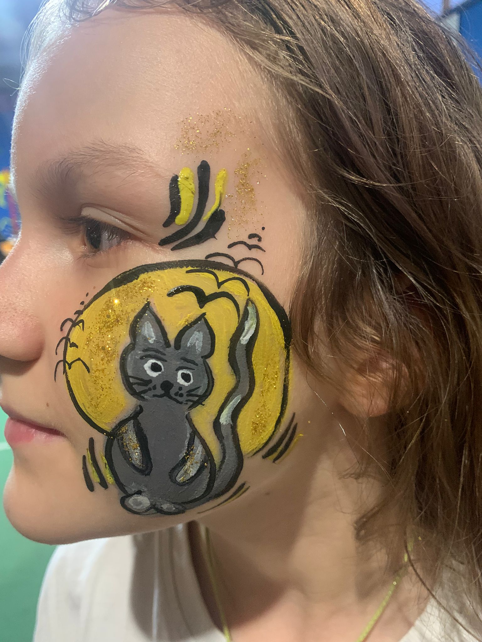 Gelbes Mond-Motiv mit schwarzer Katze