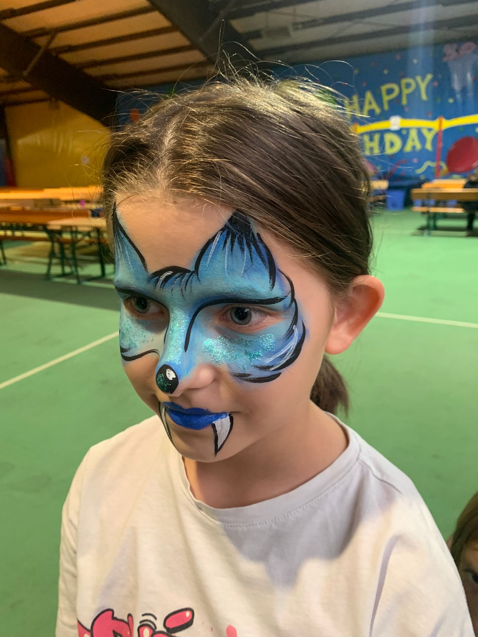 Blaues Katzenmotiv beim Kinderschminken